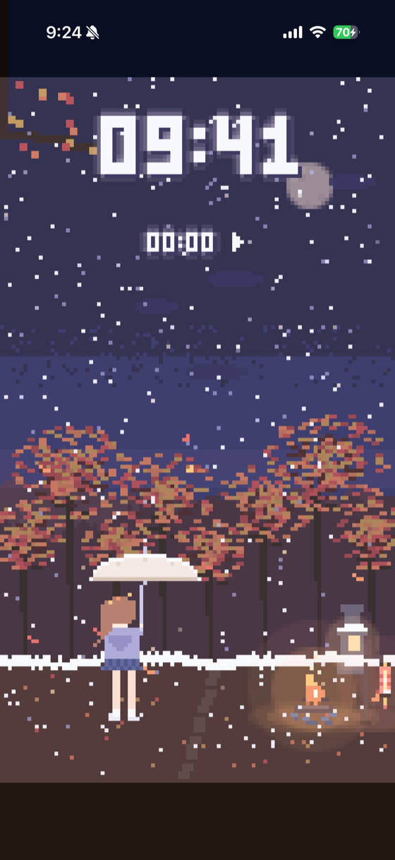 雨宿りの紅葉並木の情景。夜、傘をさした少女と灯り、色づいた木々。